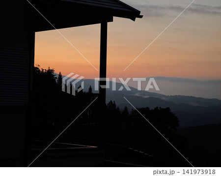 ベランダから望む夕焼けの山々 ベランダから望む夕焼けの山々 141973918