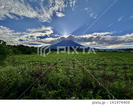 富士山と雲と太陽 富士山と雲と太陽 141974409