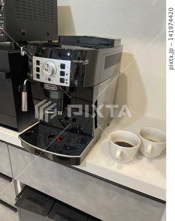 マグニフィカSとコーヒーカップ マグニフィカSとコーヒーカップ 141974420