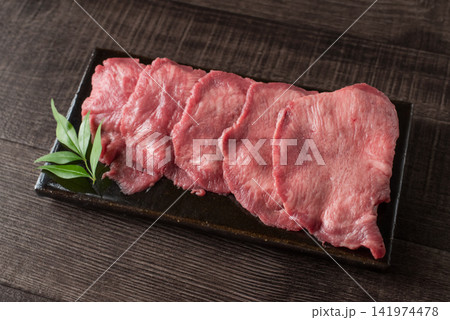 薄切り牛タンと南天の葉 薄切り牛タンと南天の葉 141974478