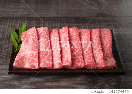 黒い角皿に盛り付けた和牛赤身の焼肉用牛肉 黒い角皿に盛り付けた和牛赤身の焼肉用牛肉 141974479
