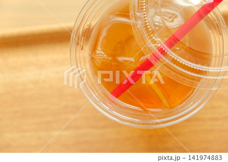 クリアカップと氷入りのお茶 クリアカップと氷入りのお茶 141974883