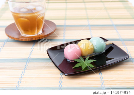 串だんごのようなあんこ玉と麦茶 串だんごのようなあんこ玉と麦茶 141974954