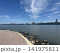 ハドソン川沿いの遊歩道から望むニューヨークの街並みと青空 141975811