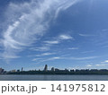 ハドソン川とマンハッタンの街並みに広がる夏の青空と白い雲 141975812