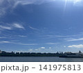 ハドソン川越しに望むマンハッタンと夏の青空 141975813