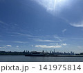 青空とハドソン川越しに望むマンハッタンのスカイライン 141975814