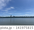ハドソン川と青空に広がるマンハッタンの街並み 141975815