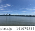 ハドソン川越しに広がるマンハッタンと夏の青空 141975835