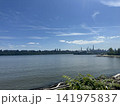 ハドソン川とマンハッタンのスカイラインを望む夏の風景 141975837