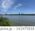 ハドソン川とマンハッタンの街並みを望む夏の風景 141975838