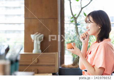 食事をする笑顔の女性 食事をする笑顔の女性 141976032