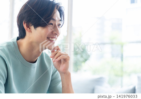 笑顔で爽やかな若い男性 笑顔で爽やかな若い男性 141976033