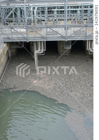 下水処理場の沈砂池 下水処理場の沈砂池 141976091
