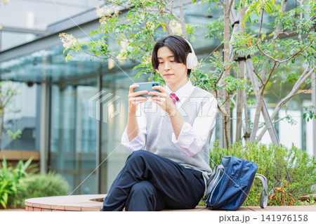 学生　スマホを見ている男子学生　撮影協力：学校法人電波学園東京電子専門学校 141976158