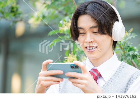 学生 スマホを見ている男子学生 撮影協力:学校法人電波学園東京電子専門学校 学生 スマホを見ている男子学生 撮影協力:学校法人電波学園東京電子専門学校 141976162