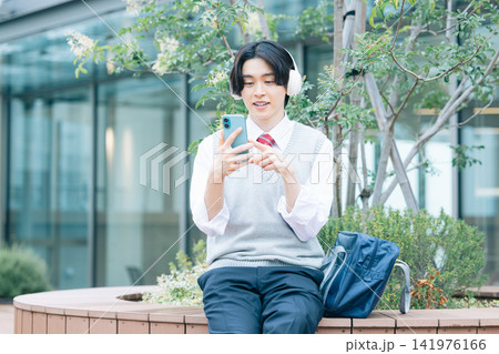 学生　スマホを見ている男子学生　撮影協力：学校法人電波学園東京電子専門学校 141976166