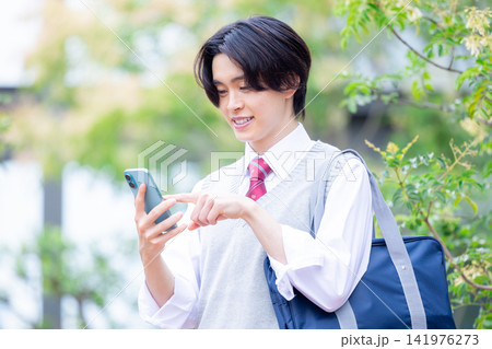 学生　スマホを見ている男子学生　撮影協力：学校法人電波学園東京電子専門学校 141976273