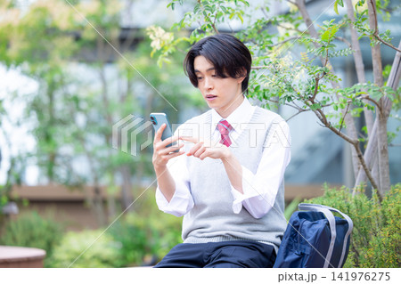 学生 スマホを見ている男子学生 撮影協力:学校法人電波学園東京電子専門学校 学生 スマホを見ている男子学生 撮影協力:学校法人電波学園東京電子専門学校 141976275