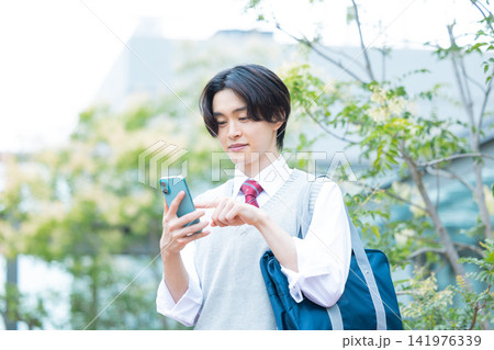 学生　スマホを見ている男子学生　撮影協力：学校法人電波学園東京電子専門学校 141976339