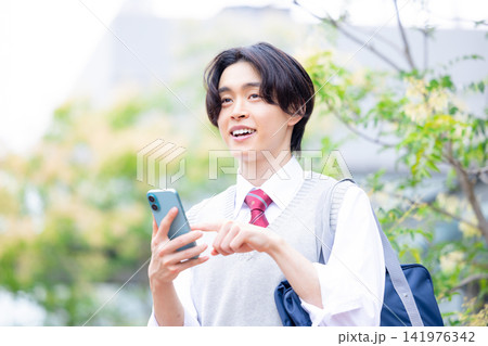 学生 スマホを見ている男子学生 撮影協力:学校法人電波学園東京電子専門学校 学生 スマホを見ている男子学生 撮影協力:学校法人電波学園東京電子専門学校 141976342