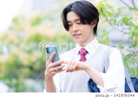 学生 スマホを見ている男子学生 撮影協力:学校法人電波学園東京電子専門学校 学生 スマホを見ている男子学生 撮影協力:学校法人電波学園東京電子専門学校 141976344