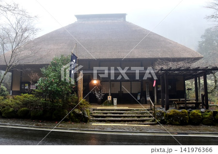 神奈川県箱根町 霧に覆われた甘酒茶屋 神奈川県箱根町 霧に覆われた甘酒茶屋 141976366