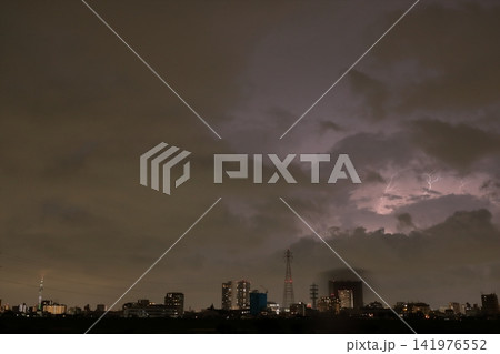 ゲリラ雷雨の雲内放電 雷が照らす都市の夜景 141976552