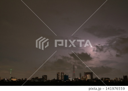 ゲリラ雷雨の雲内放電 雷が照らす都市の夜景 ゲリラ雷雨の雲内放電 雷が照らす都市の夜景 141976559