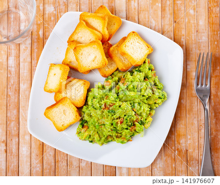 Guacamole dip served with toasted bread Guacamole dip served with toasted bread 141976607
