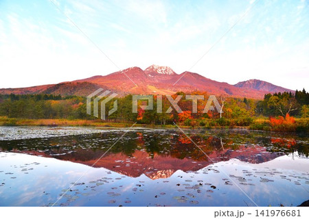 紅葉に染まる妙高山・湖に映り込む妙高高原いもり池の秋 紅葉に染まる妙高山・湖に映り込む妙高高原いもり池の秋 141976681