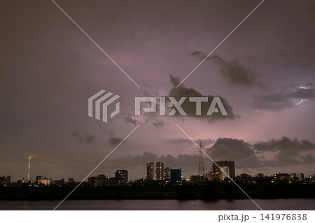 ゲリラ雷雨の雲内放電 雷が照らす都市の夜景 ゲリラ雷雨の雲内放電 雷が照らす都市の夜景 141976838