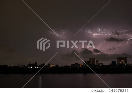 ゲリラ雷雨の雲内放電 雷が照らす都市の夜景 141976855