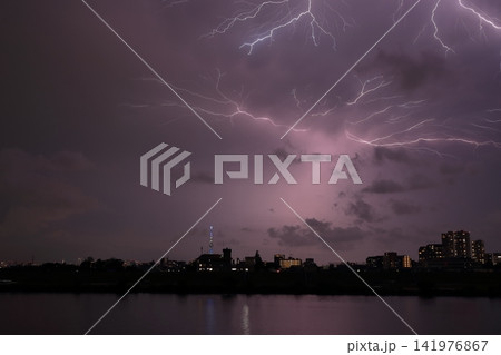 ゲリラ雷雨の雲内放電 雷が照らす都市の夜景 ゲリラ雷雨の雲内放電 雷が照らす都市の夜景 141976867