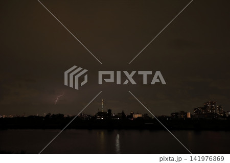 ゲリラ雷雨の雲内放電 雷が照らす都市の夜景 141976869