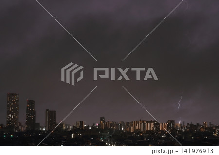 ゲリラ雷雨の雲内放電 雷が照らす都市の夜景 ゲリラ雷雨の雲内放電 雷が照らす都市の夜景 141976913
