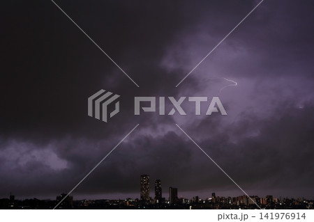 ゲリラ雷雨の雲内放電 雷が照らす都市の夜景 ゲリラ雷雨の雲内放電 雷が照らす都市の夜景 141976914