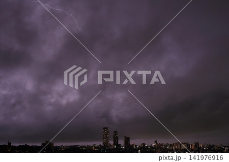 ゲリラ雷雨の雲内放電 雷が照らす都市の夜景 141976916