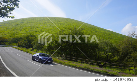 夏の大室山(伊豆高原)付近の道路と青いスポーツカー(トヨタ) 夏の大室山(伊豆高原)付近の道路と青いスポーツカー(トヨタ) 141976958