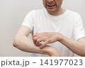 腕の激しい痒みで皮膚を掻きむしるミドル男性 痒い 痒み 腕の激しい痒みで皮膚を掻きむしるミドル男性 痒い 痒み 141977023