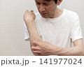 腕の激しい痒みで皮膚を掻きむしるミドル男性 痒い 痒み 腕の激しい痒みで皮膚を掻きむしるミドル男性 痒い 痒み 141977024