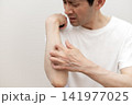腕の激しい痒みで皮膚を掻きむしるミドル男性 痒い 痒み 腕の激しい痒みで皮膚を掻きむしるミドル男性 痒い 痒み 141977025