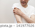 腕の激しい痒みで皮膚を掻きむしるミドル男性 痒い 痒み 腕の激しい痒みで皮膚を掻きむしるミドル男性 痒い 痒み 141977026