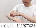 腕の激しい痒みで皮膚を掻きむしるミドル男性 痒い 痒み 腕の激しい痒みで皮膚を掻きむしるミドル男性 痒い 痒み 141977028