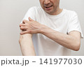 腕の激しい痒みで皮膚を掻きむしるミドル男性 痒い 痒み 腕の激しい痒みで皮膚を掻きむしるミドル男性 痒い 痒み 141977030