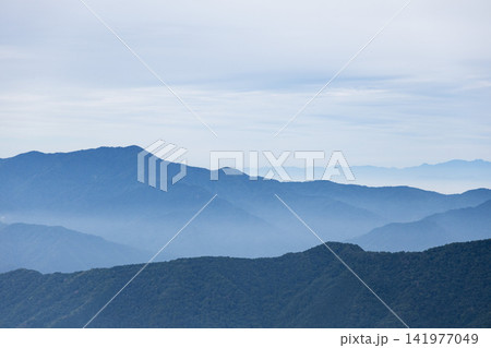 雲取山、青く霞む山並みの絶景 141977049