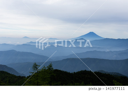 雲取山、峰々と富士山の稜線 141977111