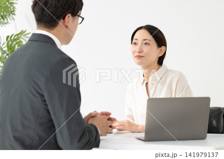 説明をする営業マン 説明をする営業マン 141979137
