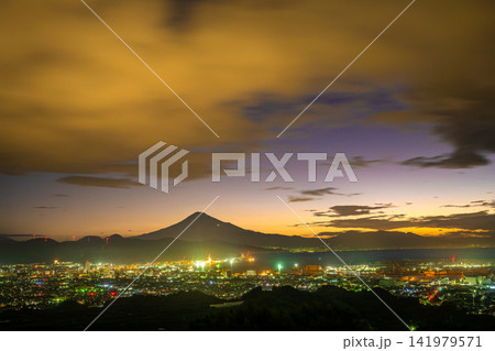 夜明け前の日本平から見た清水港の夜景と富士山 141979571