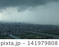 天気急変の空 ゲリラ雷雨の雨柱が迫る夏の都市風景 141979808